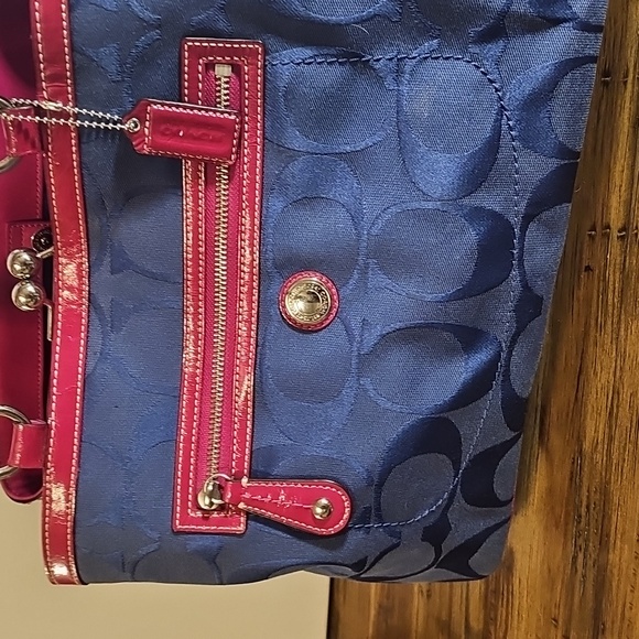 Coach Laura Kisslock 14940 GUC - Picture 9 of 12